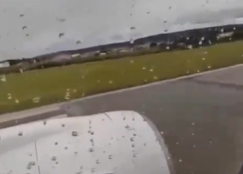 (ВИДЕО) Снимка од патник го прикажува моментот кога авионот излетал од пистата на сплитскиот аеродром