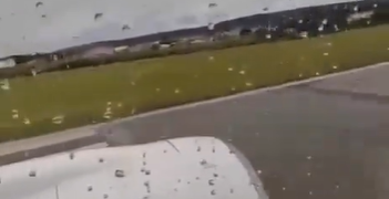 (ВИДЕО) Снимка од патник го прикажува моментот кога авионот излетал од пистата на сплитскиот аеродром