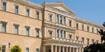 Грција најави предвремена отплата од 6,9 милијарди евра: Намалување на грчкиот долг под 130% од БДП до 2027