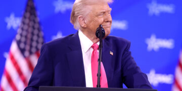 Трамп бара истрага и затвор за Обама: Го обвинува за „политичко злосторство“