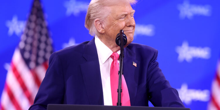Трамп бара истрага и затвор за Обама: Го обвинува за „политичко злосторство“