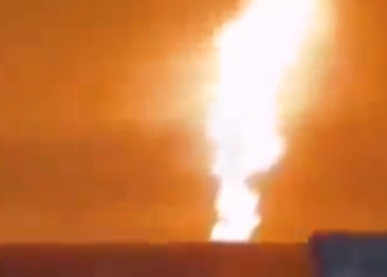 (ВИДЕО) Иран тврди дека погодил американски воени бродови кои сакале да влезат во Ормутскиот теснец