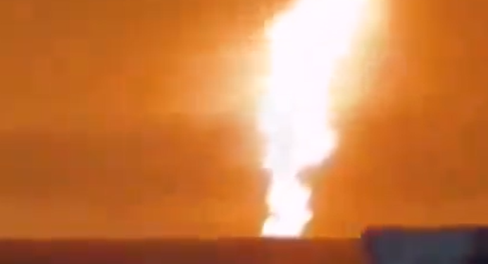 (ВИДЕО) Иран тврди дека погодил американски воени бродови кои сакале да влезат во Ормутскиот теснец