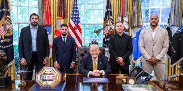 Трамп и UFC борците го претставија новиот шампионски појас за „UFC Freedom 250“