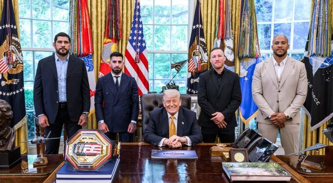 Трамп и UFC борците го претставија новиот шампионски појас за „UFC Freedom 250“