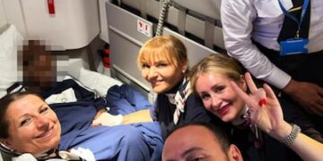 ЧУДО НА 10.000 МЕТРИ: Бебе се роди во авион – патниците во солзи и аплауз!