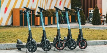 Грција размислува за построги мерки или целосна забрана на електричните тротинети