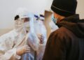 Двајца хуманитарни работници од Италија хоспитализирани по враќање од Уганда: Се сомнева на ебола