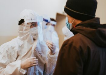 Двајца хуманитарни работници од Италија хоспитализирани по враќање од Уганда: Се сомнева на ебола