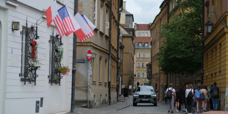 Полска се нуди да прими американските војници ако САД ја намалат воената присутност во Германија