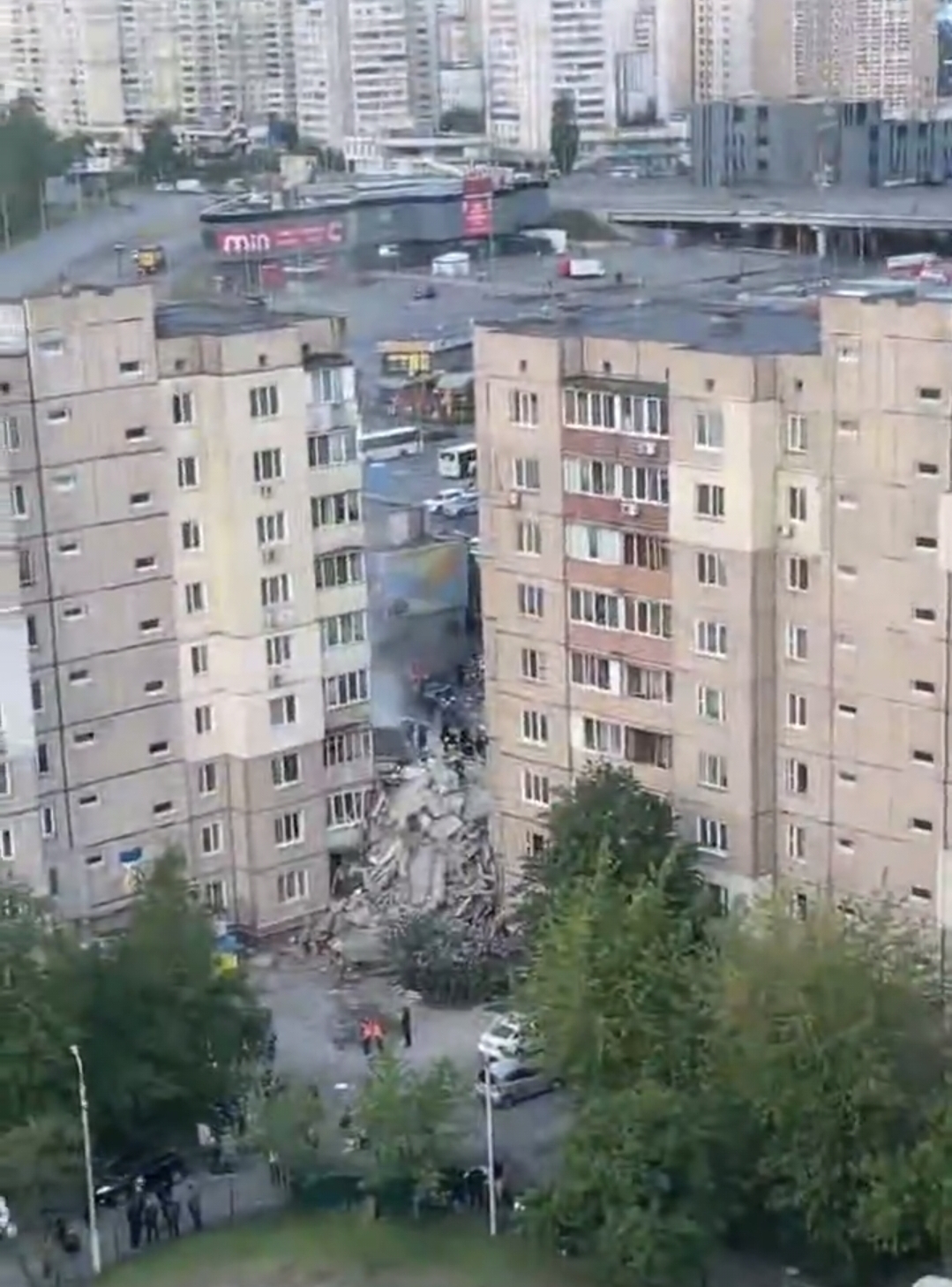 (ВИДЕО) Најмалку 12 загинати, меѓу нив и две деца во Руски ракетен удар врз станбена зграда во Киев
