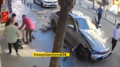 ВИДЕО: Возач прегази пешак на тротоар, а потоа излезе прво да ја провери штетата на своето БМВ