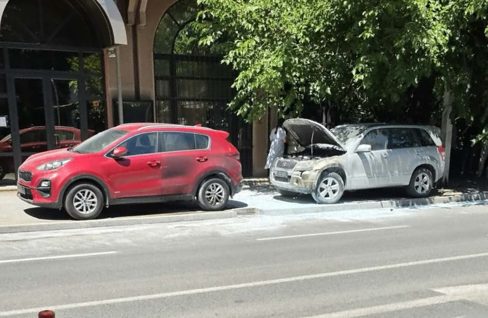 Пожар пред Бугарската амбасада во Скопје: Изгореа неколку автомобили, нема повредени
