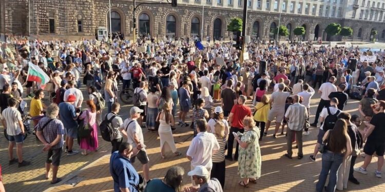 Прв протест против владата на Румен Радев: Илјадници на улиците во Софија, организаторите најавуваат нови демонстрации