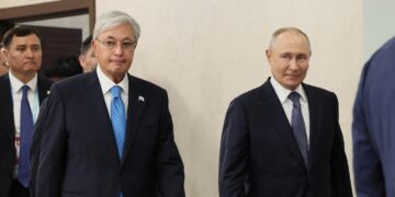 (ВИДЕО) ПРЕТСЕДАТЕЛОТ НА КАЗАХСТАН ТОКАЕВ СО ДИРЕКТНА ПОРАКА ДО ПУТИН: Време е да се запре војната во Украина и да се вратат преговорите
