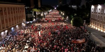 Илјадници Албанци протестираа 35-та вечер по ред: Бараат оставка од Еди Рама и крај на корупцијата