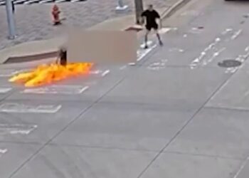 (ВИДЕО) ХОРОР ВО ОКЛАХОМА: Маж фрли „молотов коктел“ кон лице во инвалидска количка, нападот снимен од камера
