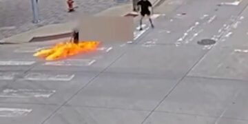 (ВИДЕО) ХОРОР ВО ОКЛАХОМА: Маж фрли „молотов коктел“ кон лице во инвалидска количка, нападот снимен од камера