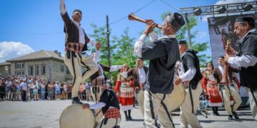 Галичник одекнува од зурли и тапани: Александар и Мартина денес ја живеат вековната свадбена традиција