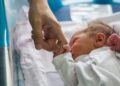 61-годишна жена и нејзиниот 71-годишен сопруг за првпат станаа родители – добија здраво машко бебе