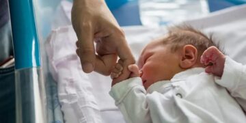 61-годишна жена и нејзиниот 71-годишен сопруг за првпат станаа родители – добија здраво машко бебе