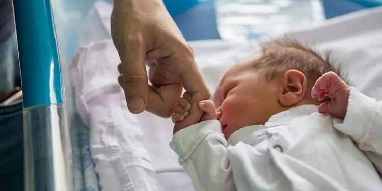 61-годишна жена и нејзиниот 71-годишен сопруг за првпат станаа родители – добија здраво машко бебе