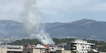 Пожар ја зафати парк-шумата Гази Баба – противпожарните екипи се борат со огнената стихија