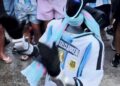 (ВИДЕО) Аргентинските навивачи направија шоу со робот: Му облекоа дрес и го натераа да танцува со нив