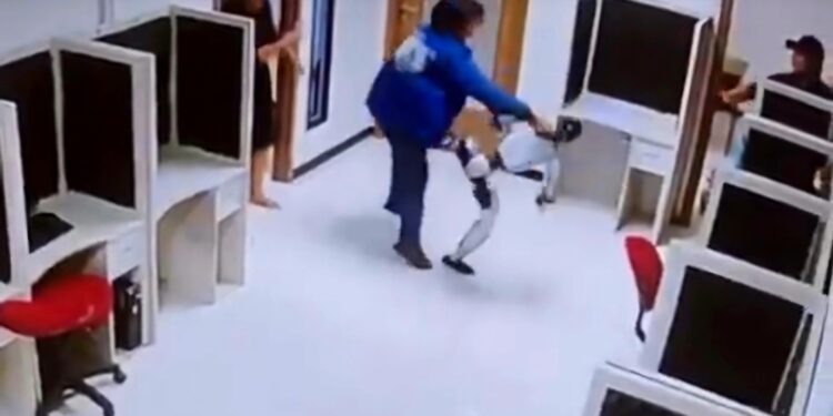 (ВИДЕО) Дали почна? Робот се побуни и одби да биде ставен под контрола!