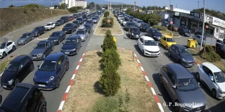 Колапс на „Богородица – Евзони“: Седум ленти преполни, возачи тврдат дека на границата со Грција чекаат и по четири часа