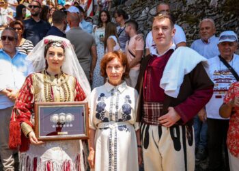 Сиљановска-Давкова со традиционален подарок за галичките младенци: Им подари пафта – симбол на плодноста и свадбеното богатство – ФОТО