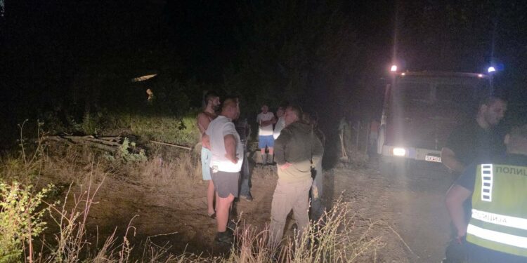 (ВИДЕО) Страшна ноќ во Зелениково: Пожарот бил на чекор од куќите, сите се вклучиле во гаснењето