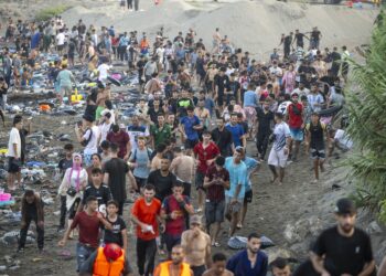 (ВИДЕО) Хаос на границата на Шпанија: Масовни обиди за влез во Сеута, распоредени силни полициски сили