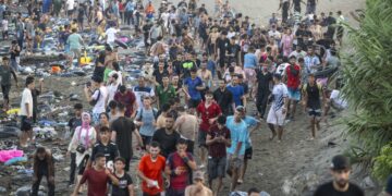 (ВИДЕО) Хаос на границата на Шпанија: Масовни обиди за влез во Сеута, распоредени силни полициски сили