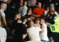 (ВИДЕО) Хаос на концерт на „Амадеус бенд“: Масовна тепачка, напад на полицаец и две апсења