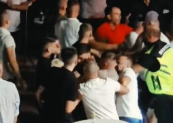 (ВИДЕО) Хаос на концерт на „Амадеус бенд“: Масовна тепачка, напад на полицаец и две апсења