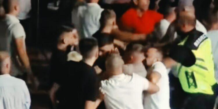 (ВИДЕО) Хаос на концерт на „Амадеус бенд“: Масовна тепачка, напад на полицаец и две апсења