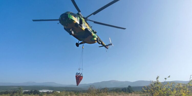 (ВИДЕО) 28 тони вода врз жариштата на Пелистер: Армиски Ми-8МТ три часа го гаснеше пожарот