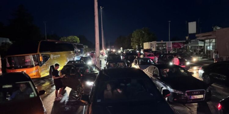 (ВИДЕО) ОГРОМНИ КОЛОНИ НА ЕВЗОНИ: За влез во Македонија се чека и повеќе од три часа