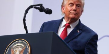 Трамп жестоко го нападна Иран: „Раководството е неверојатно дволично, без договор ништо нема да помине низ Ормутскиот теснец“