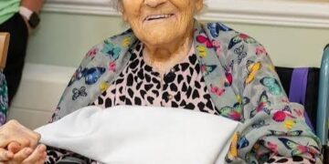 Најстариот човек во светот наполни 117 години – преживеала две светски војни и ковид, а сè уште доживува „први моменти“