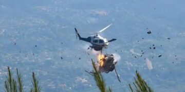 (ВИДЕО) ТЕЖОК ИНЦИДЕНТ ВО ГРЦИЈА: Судир на два спасувачки хеликоптери при гаснење пожар – во тек е потрага по исчезнатиот екипаж