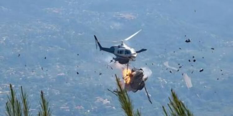 (ВИДЕО) ТЕЖОК ИНЦИДЕНТ ВО ГРЦИЈА: Судир на два спасувачки хеликоптери при гаснење пожар – во тек е потрага по исчезнатиот екипаж