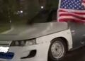 (ВИДЕО) Возел низ руски град со американско знаме – Руските „Z-патриоти“ разбеснаа па мораше јавно да се извини