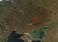 (ВИДЕО) „Спржена земја“ во Украина: Фронтот веќе се гледа од вселената, сателитски снимки покажуваат огромно уништување