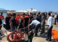 (ВИДЕО) Спасените патници од превртениот траект пристигнуваат на брегот – продолжува потрагата по исчезнатите