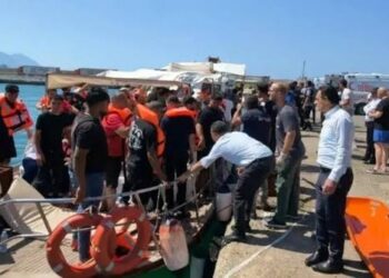 (ВИДЕО) Спасените патници од превртениот траект пристигнуваат на брегот – продолжува потрагата по исчезнатите