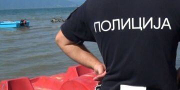 Скокнал по веслата и не излегол од водата – голема потрага по рибар во Преспанското Езеро