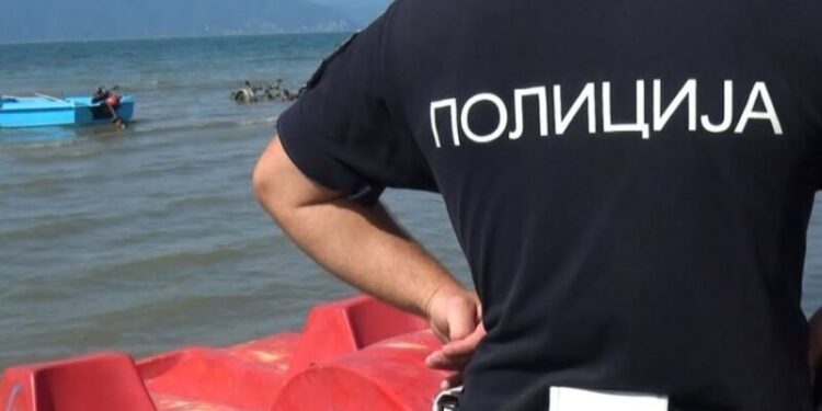 Скокнал по веслата и не излегол од водата – голема потрага по рибар во Преспанското Езеро