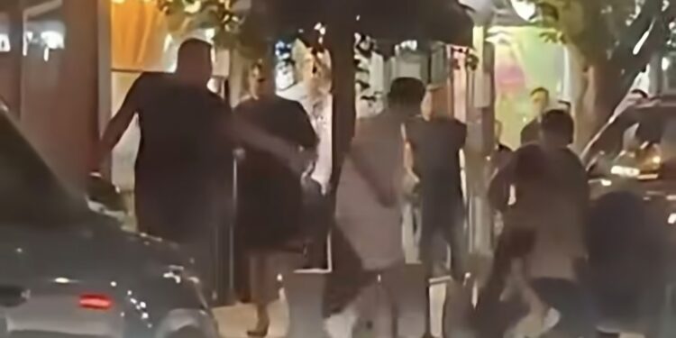 (ВИДЕО) Вознемирувачка снимка: Масовна тепачка на улица во Гостивар